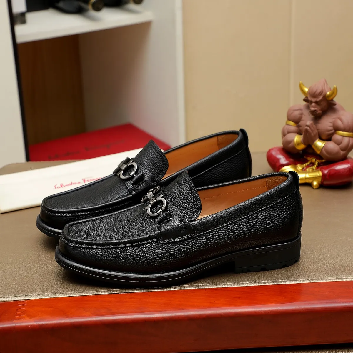 Men's shoes 250 Ferragamo [Ferragamo] top imported suit men's shoes 💯Original copy of the official website, product materials: selected imported embossed calfskin + luxury hardware buckle accessories ~ imported water-dyed cow 🐂 leather lining. Strong three-dimensional visual effect, original combination outsole, multiple colors available😘 Size: 39-44 (38.45.46. Customized)